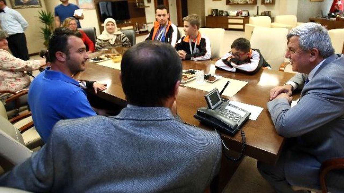 Başkan Karaosmanoğlu Özel Peteğim Okulu Öğrencilerini Kabul Etti