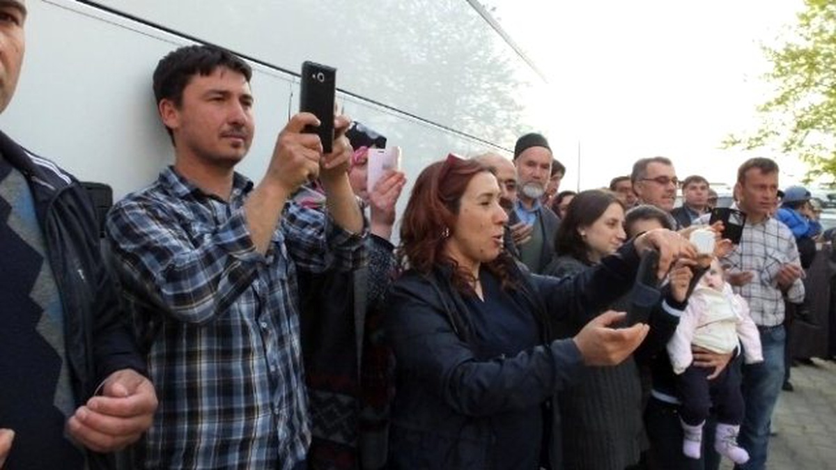 Burhaniye\'de Umrecilere Coşkulu Karşılama