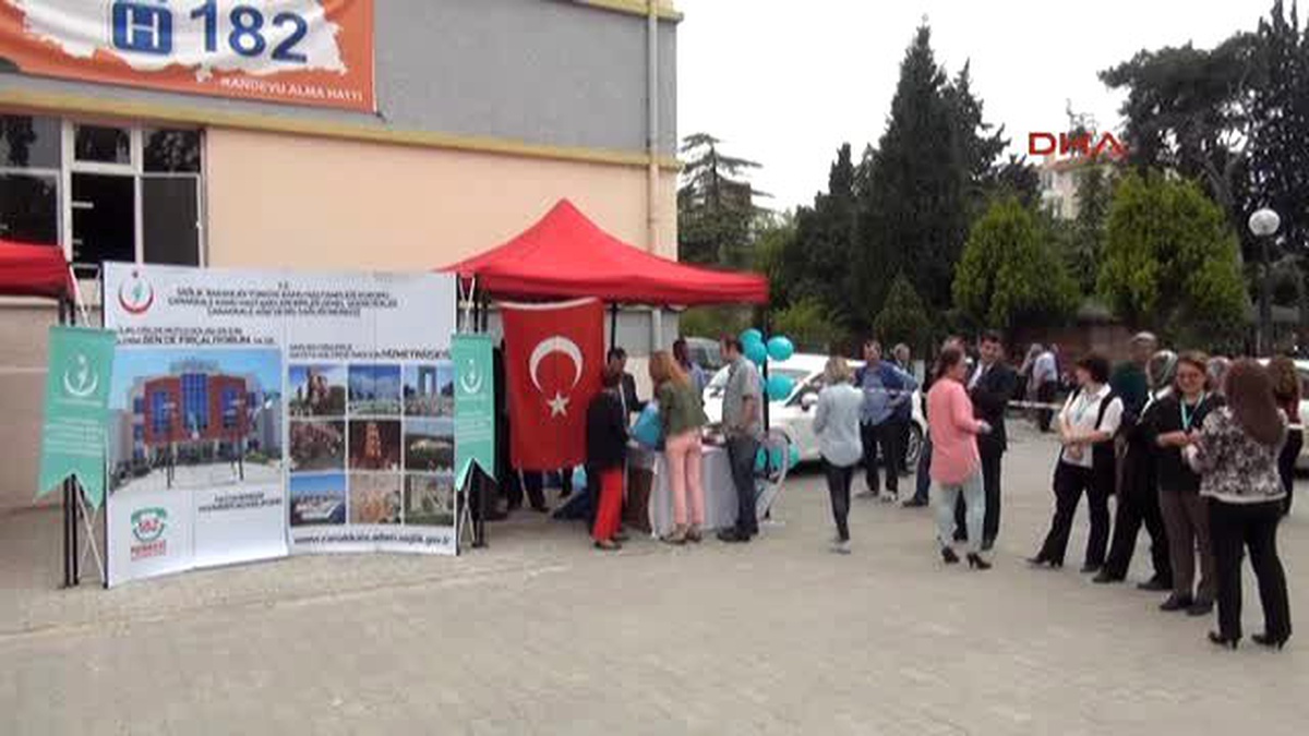 Çanakkale\'de Vatandaşa Diş Macunu ve Diş Fırçası Dağıtıldı