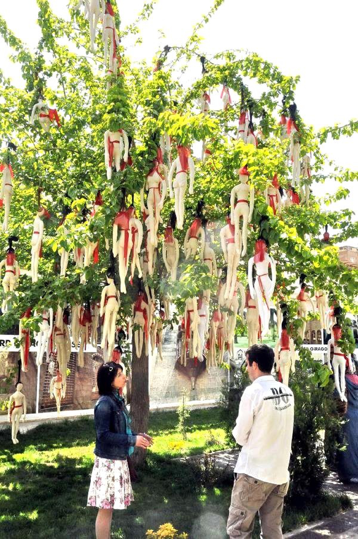 Çocuk Gelinlere\' Dikkat Çekmek İçin Kilisedeki Ağaca Bezden Yaptığı Çocuk Gelinleri Astı