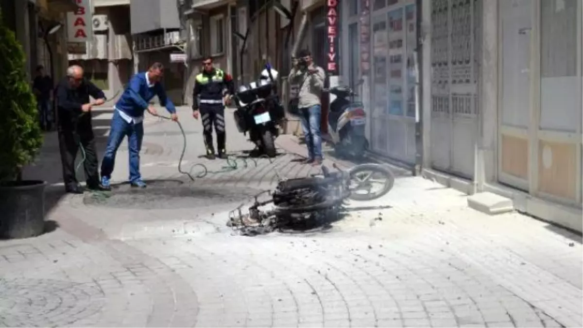 Ehliyetsiz Sürücü Yakalanınca Motosikletini Ateşe Verdi