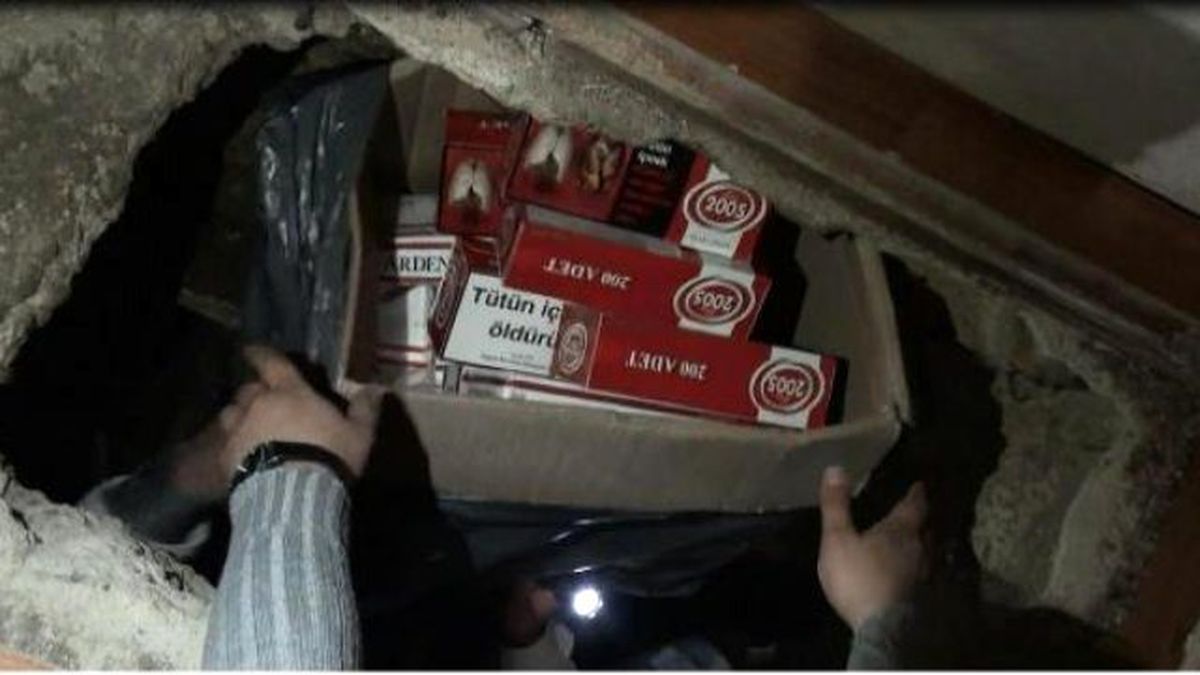 Elbise Dolabının Altına Gizli Odada 2 Bin 159 Paket Kaçak Buludu