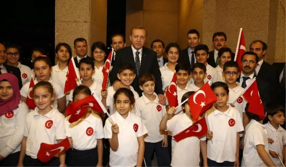 Erdoğan Kuveyt Emiri\'nin Sarayı\'nda Türk Öğrenciler Tarafından Karşılandı