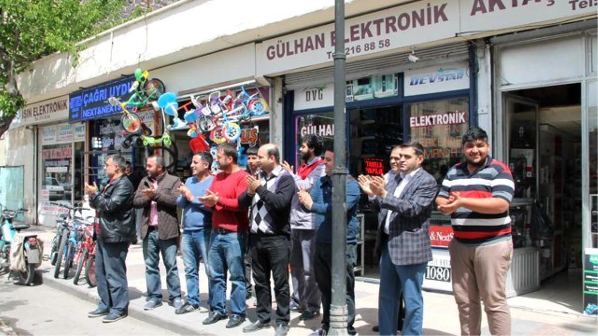 Esnaf Yolun Tekrar Trafiğe Açılmasını İstiyor