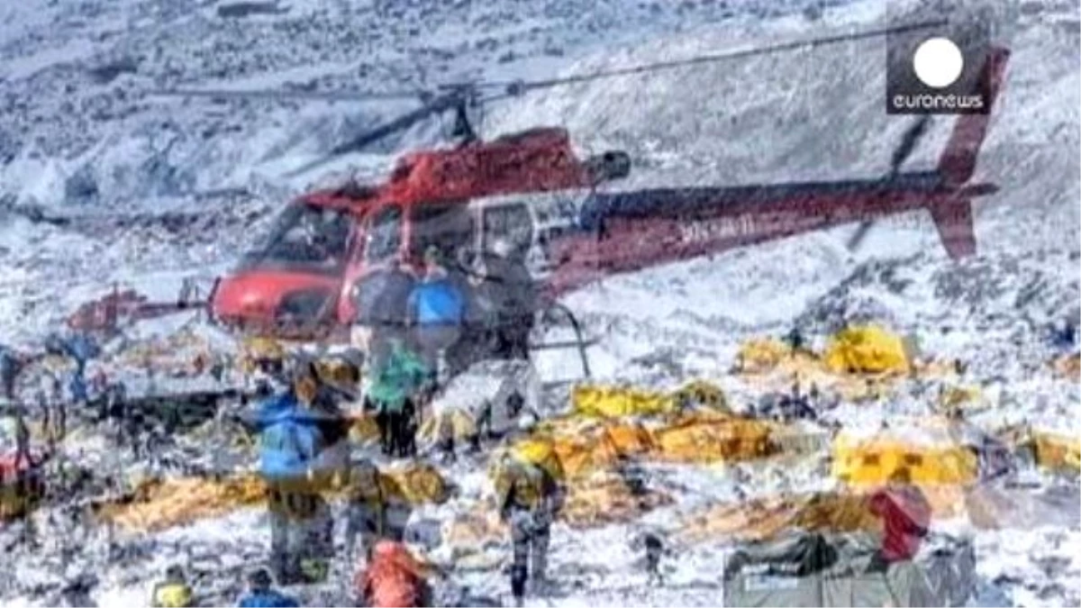 Everest Eteklerinde Mahsur Kalan Dağcılar Kurtarıldı