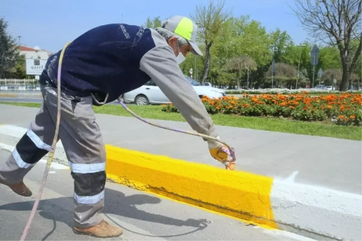 Eyüp Belediyesi Temizlik İşleri Ekipleri Sokak ve Caddelere Renk Veriyor