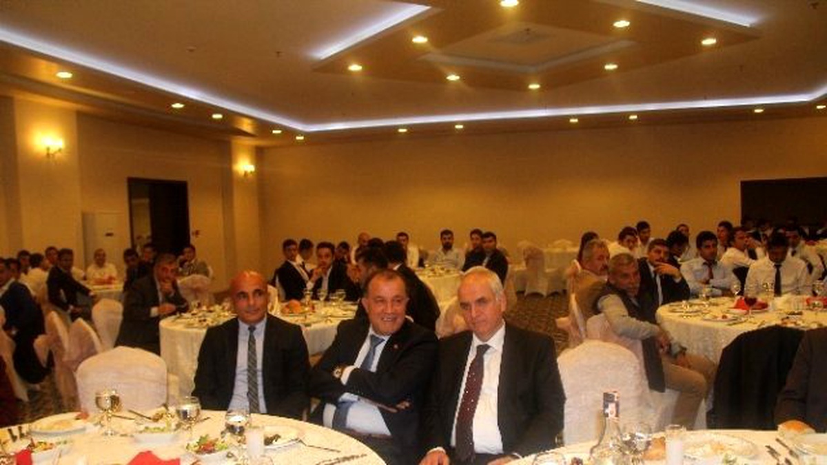 Hakemlerin Gecesinde Kadir Tozlu\'ya Doğum Günü Sürprizi