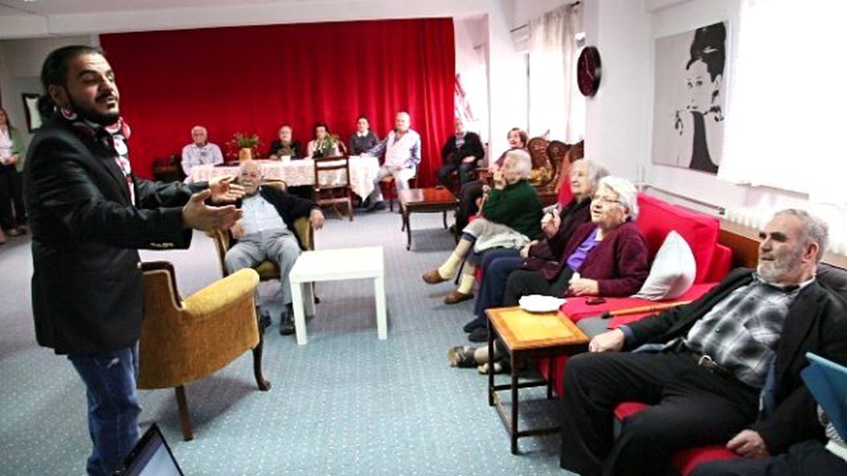 Huzurevi Sakinleri Oyunculara Taş Çıkardılar