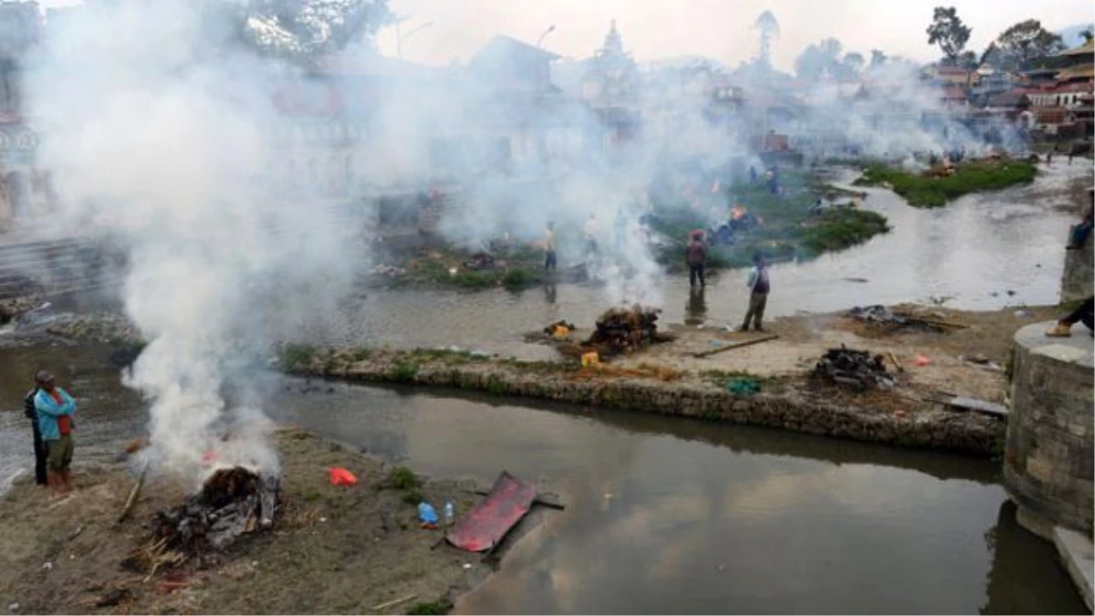 Nepal\'de Cesetleri Yakmaya Başladılar