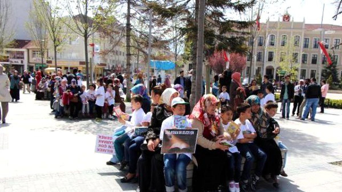 Öğrenciler, Anneleriyle Birlikte Kitap Okudu