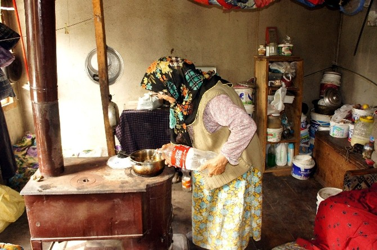 Tek Göz Odada İki Engelli Çocuğuyla Yaşam Mücadelesi Veriyor