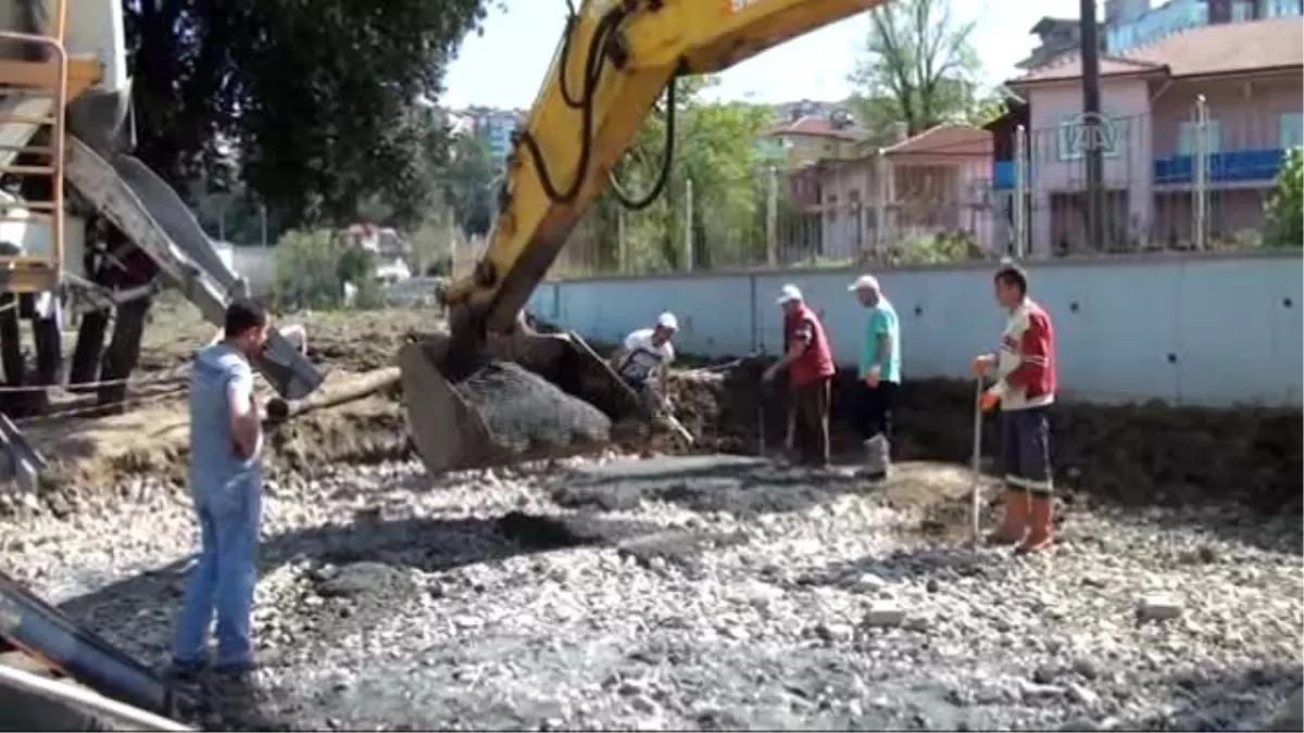 Pompasız Mikserle Getirilen Betonu "Kepçeyle" Döktüler