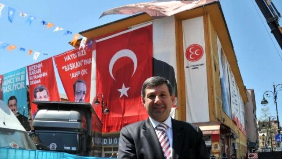 AK Parti, MHP\'li Adayın Posterini Türk Bayrağı ile Kapattı