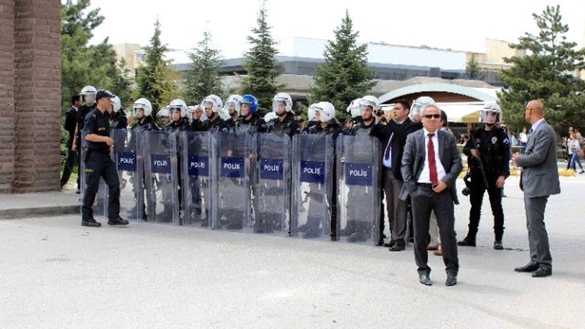 Üniversiteye Alınmayan Öğrenciler Kampüs Girişinde Oturma Eylemi Yaptı