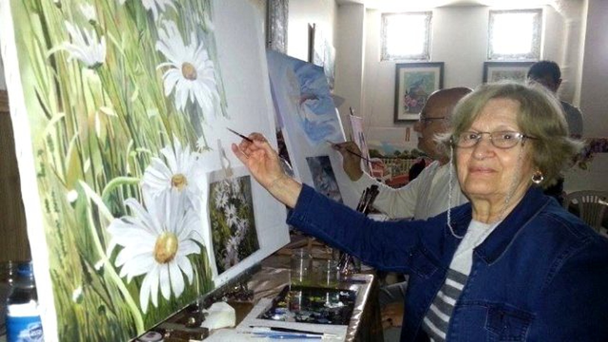 77 Yaşındaki Ayten Teyze Resim Yaparak Hayat Buluyor