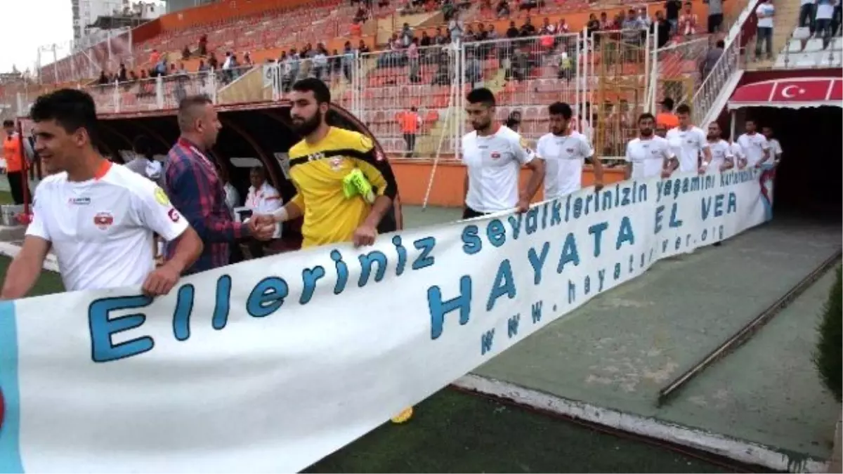 Adanaspor, Sahaya \'Hayata El Ver\' Pankartı ile Çıktı