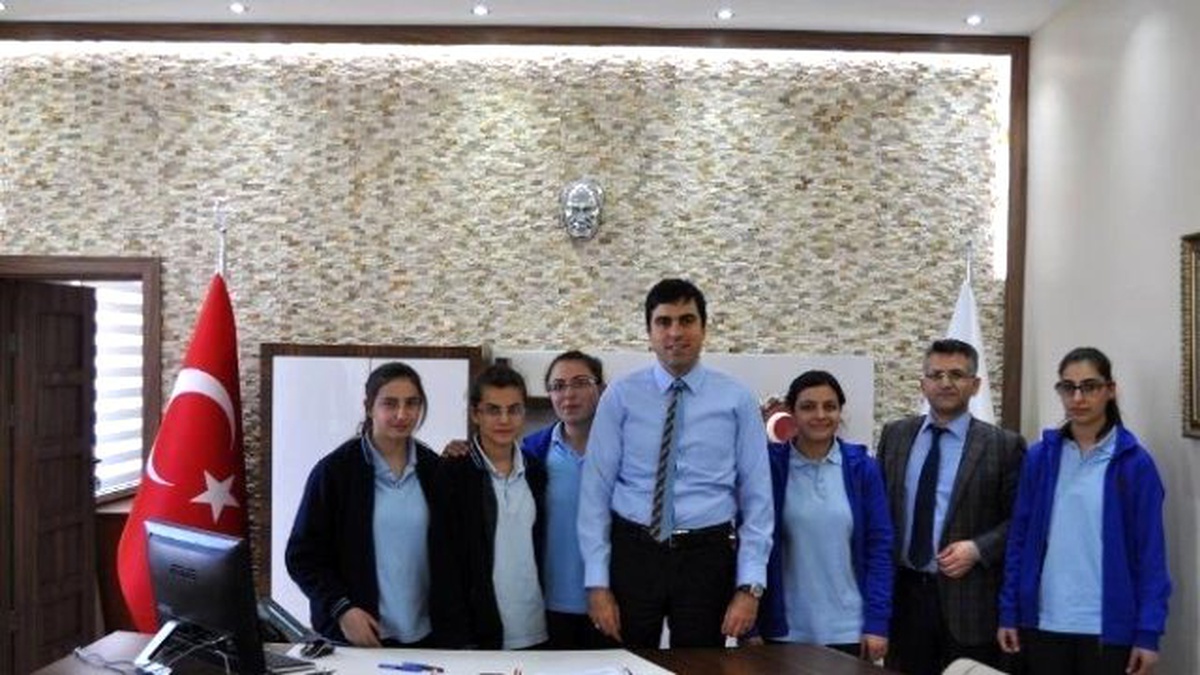 Arpaçay\'da Fen Lisesi\'ni Kazanan Öğrencilere Bilgisayarları Hediye Edildi