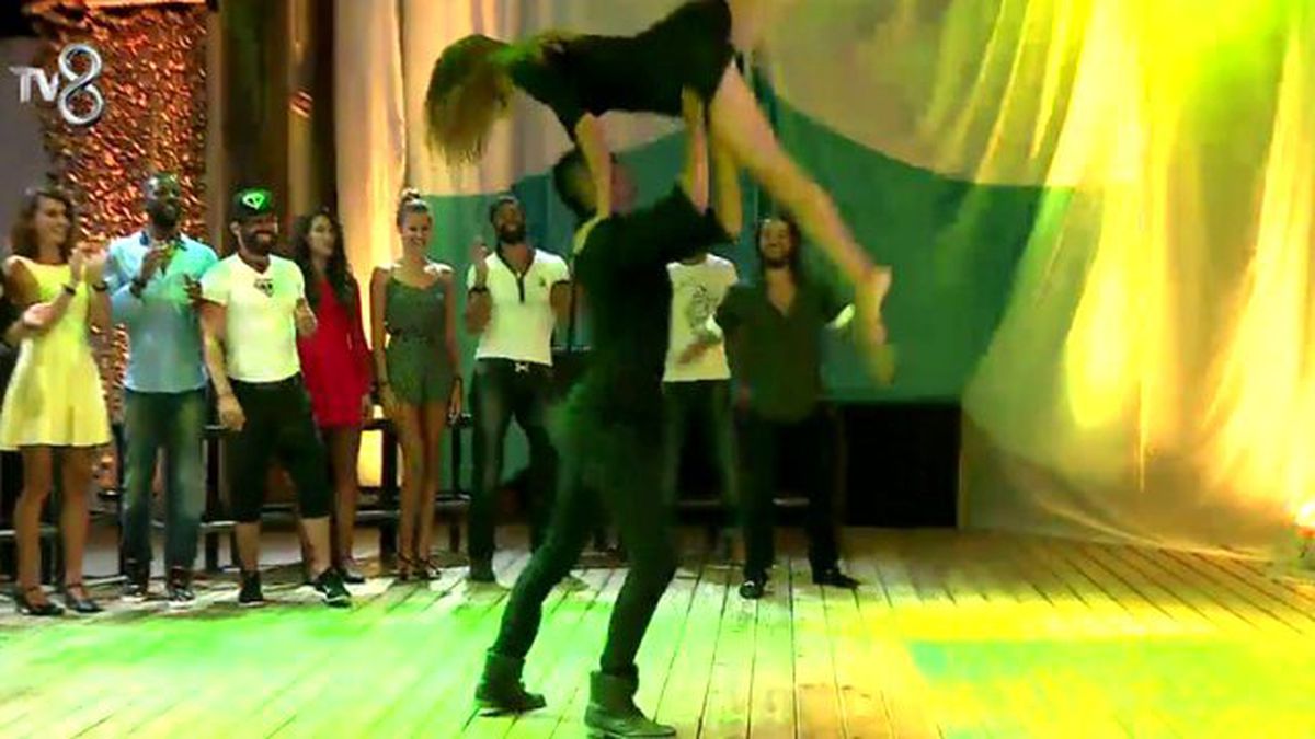 Berna Canbeldek\'in Yok Böyle Dans Performansı