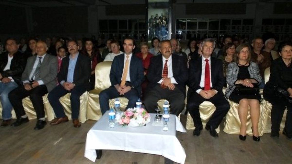 Burhaniye\'de Anılar Konseri Coşturdu