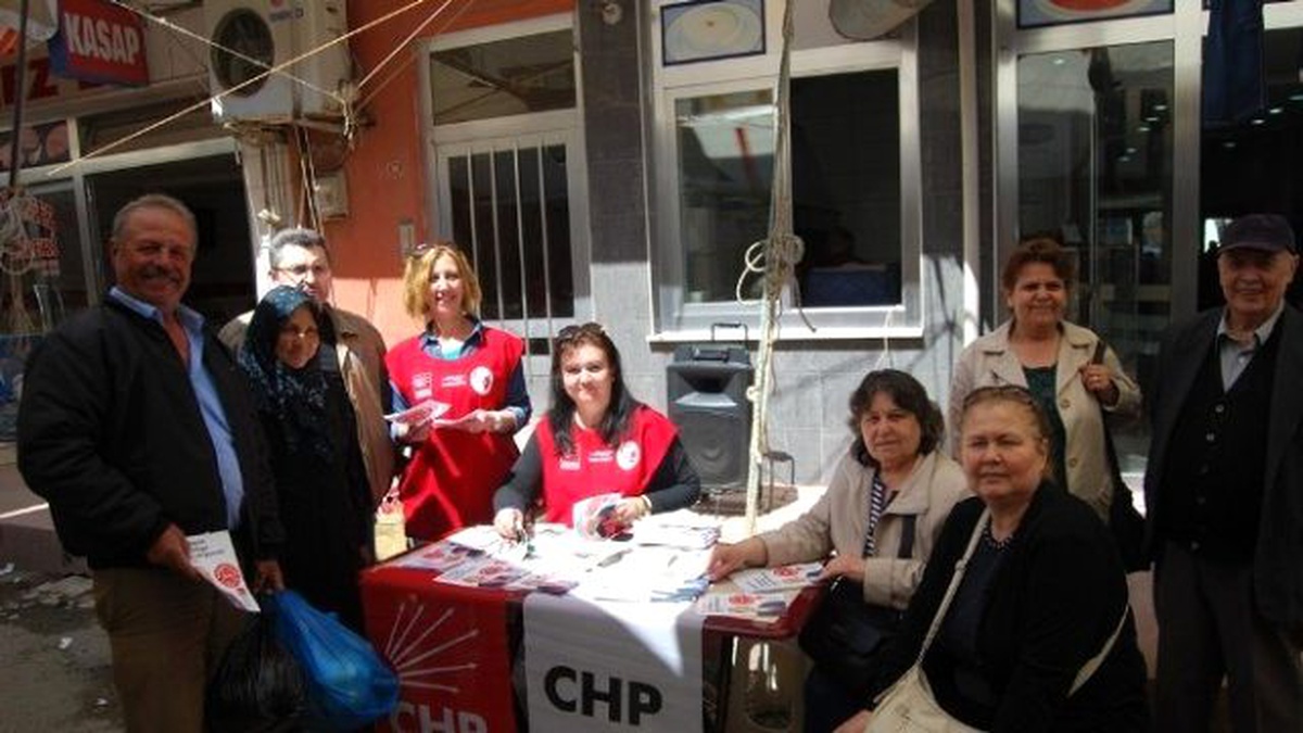 CHP\'li Kadınlar Malkara Pazarında Seçim Standı Kurdu