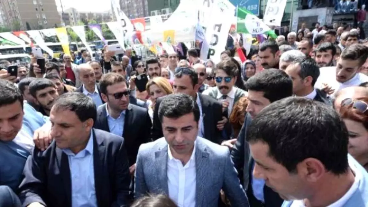 Demirtaş\'tan Erdoğan\'a Yanıt: Ona Kalsa Kürt Yok Diyecek de Cesaret Edemiyor