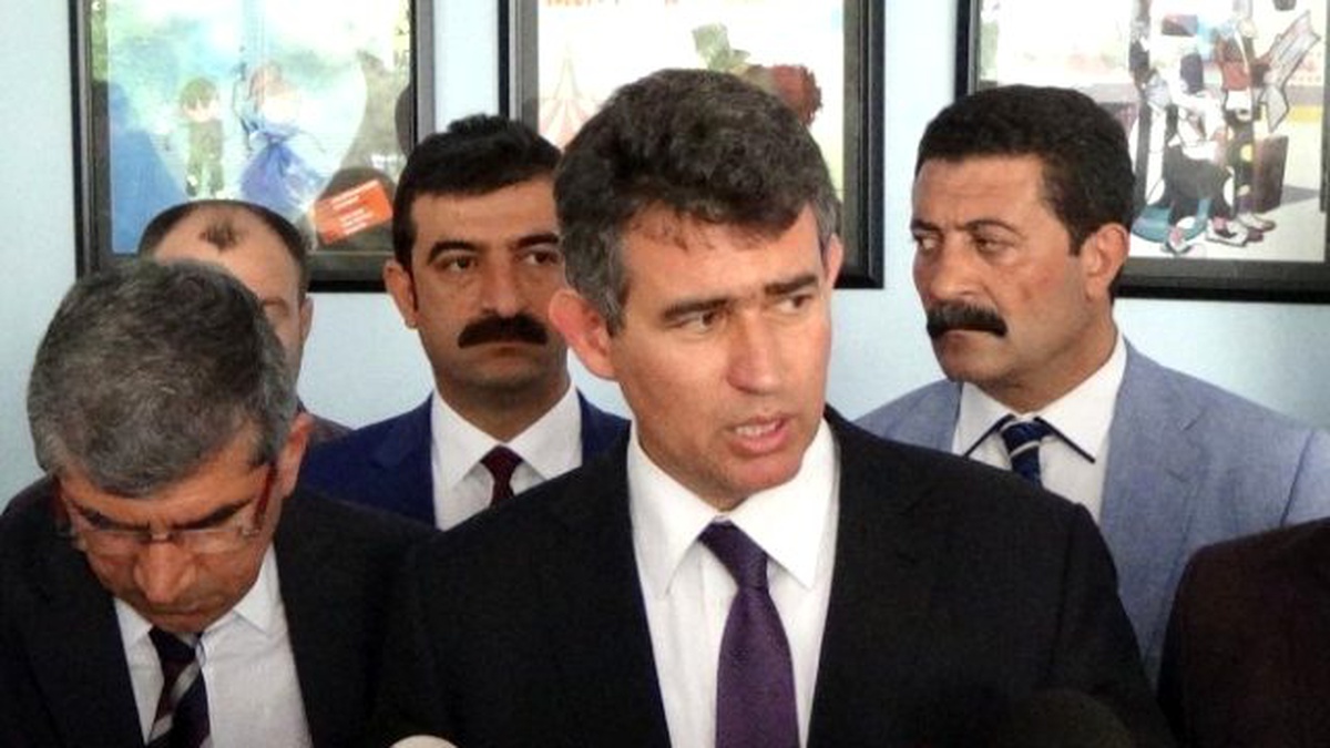 Diyarbakır Barosu\'ndan Meslekte 40, 50 ve 60\'ıncı Yılını Dolduran Avukatlara Plaket