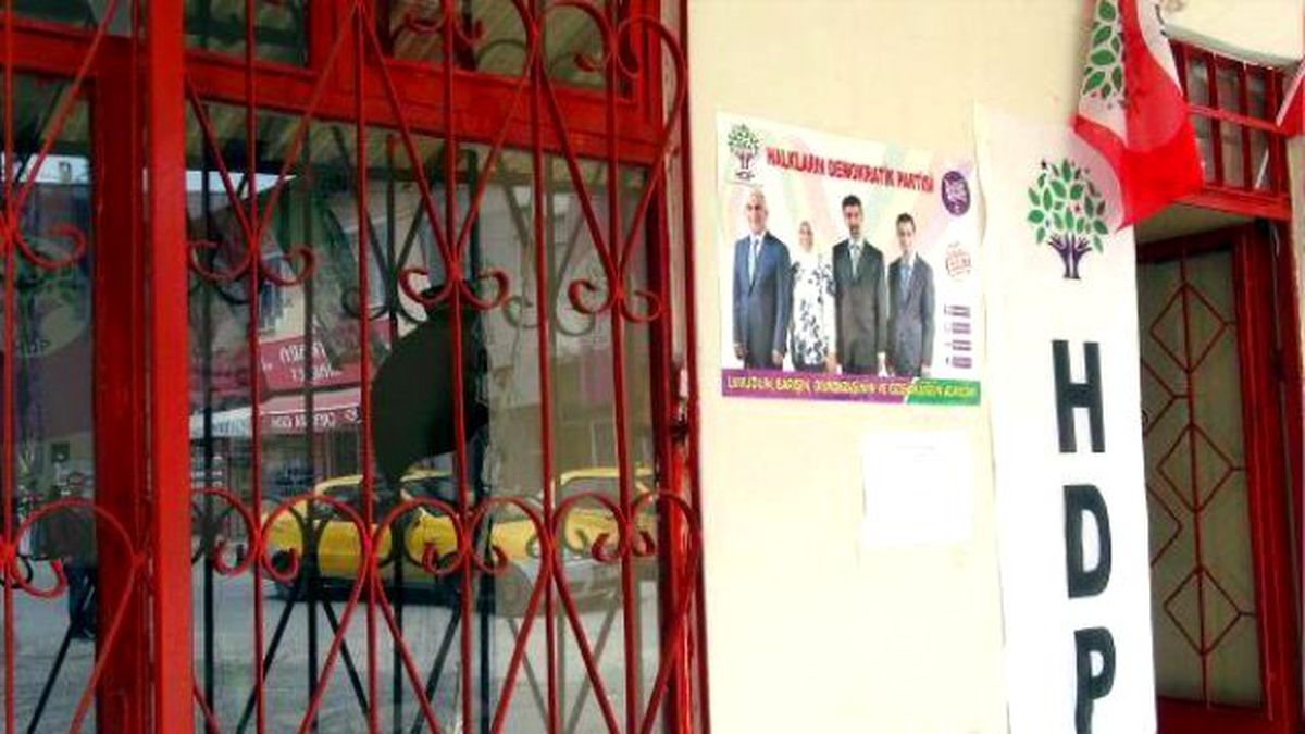 Elazığ\'da Hdp Seçim Bürolarına Taşlı Saldırı