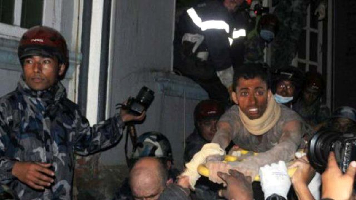 Enkaz Altındaki Depremzede Hayatta Kalmak İçin İdrarını İçmiş