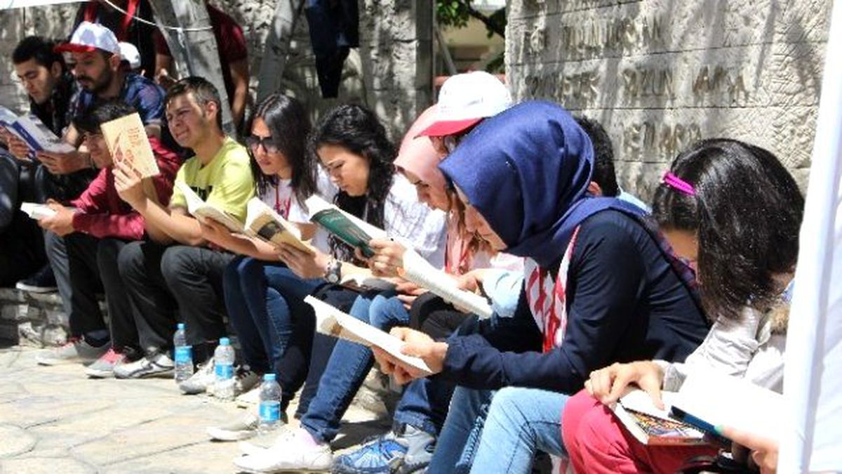 Gençlerden Kitap Okumaya Teşvik
