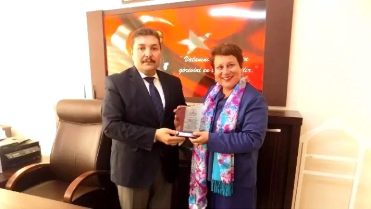 Hayırsever Fernur Sözen\'e İlçe Milli Eğitim Müdürlüğü Tarafından Plaket Verildi