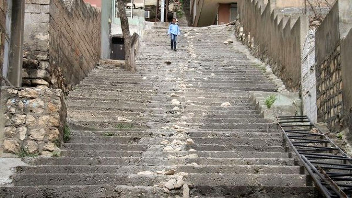 Merdivenler Mardin Taşları ile Süsleniyor