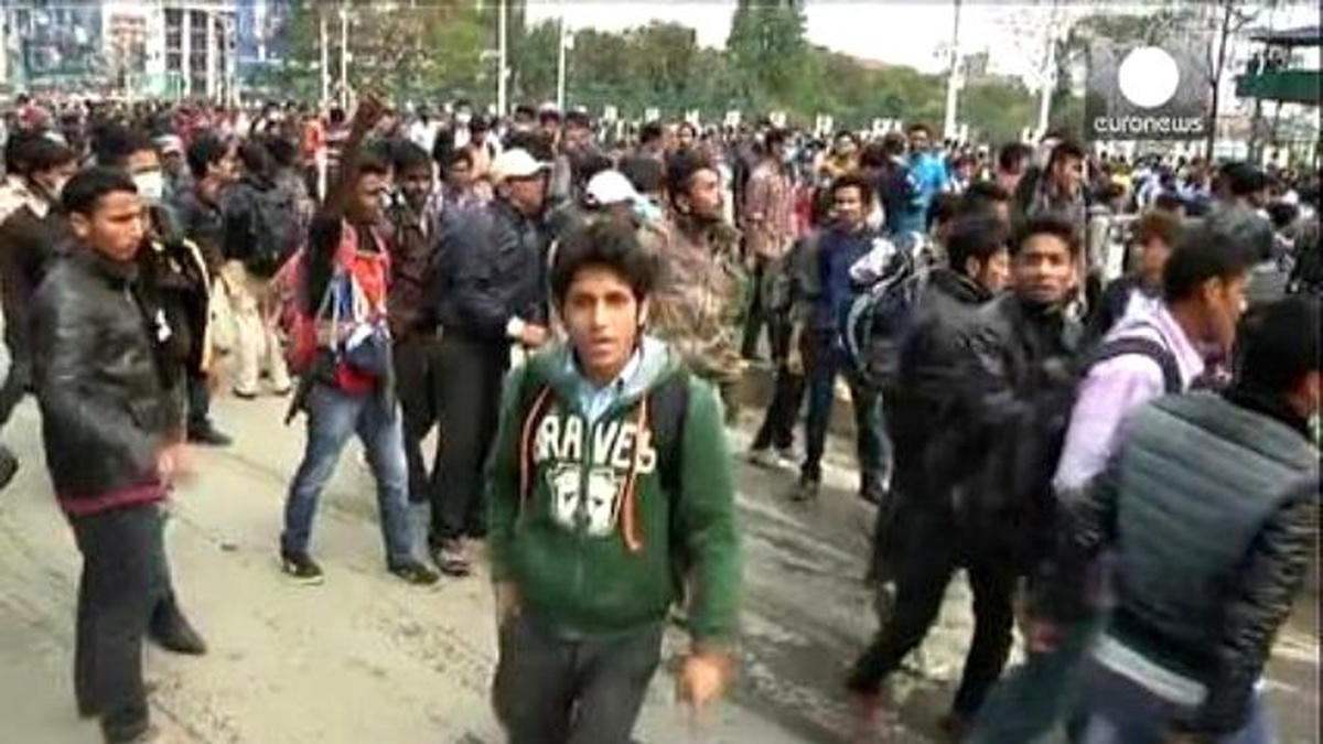 Nepal\'de Yardım Bekleyen Depremzedeler Sokaklara Döküldü