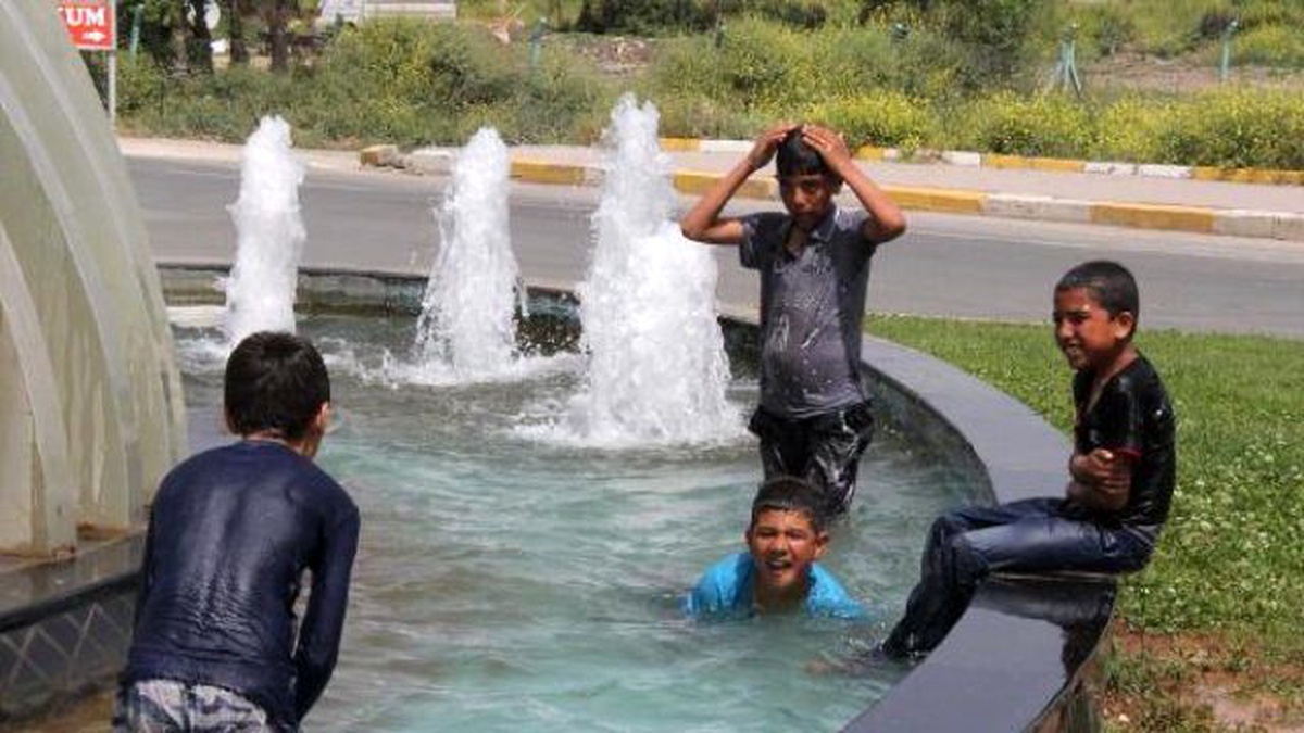 Şanlıurfa\'da Çocuklar Süs Havuzlarında Serinliyor
