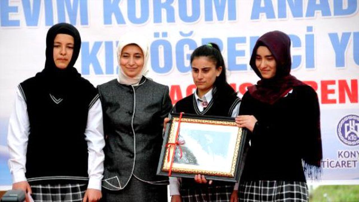 Sare Davutoğlu ve Bakan Avcı Erciş\'te Kız Yurdunun Açılışına Katıldı
