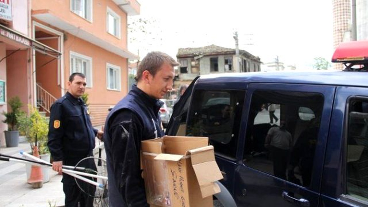 Su Tankının Altında Sıkışan Yavru Kedileri İtfaiye Kurtardı