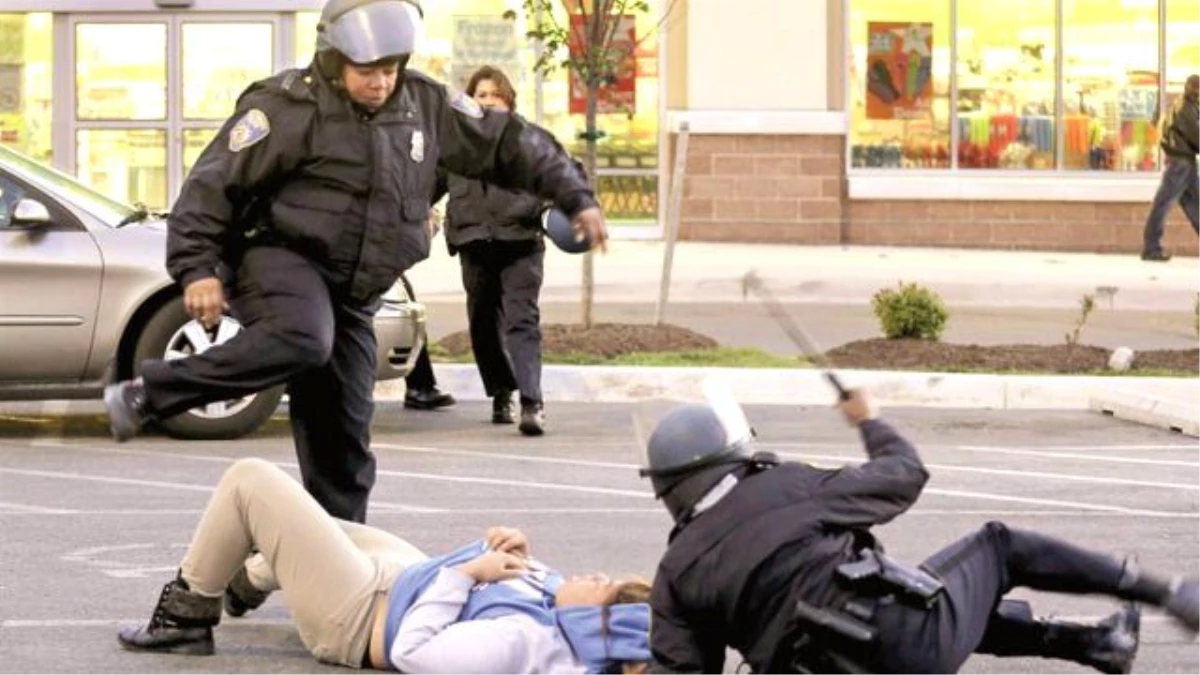 Taksimde Eylemciyi ABD\'de Polisi Yaladılar!
