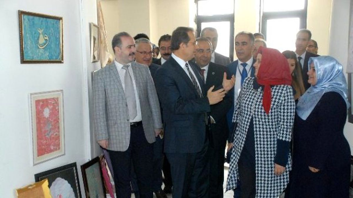 Van\'da Ebruli Kadınlarla Ebru Sergisi