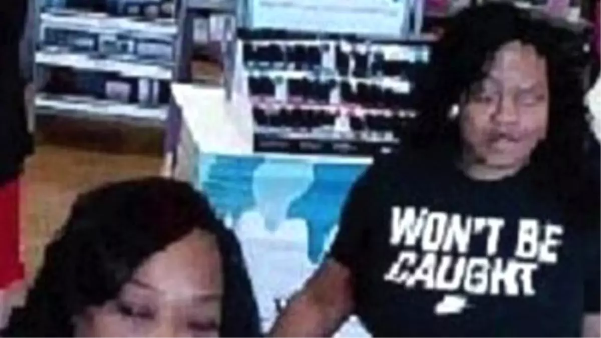 Woman Wearing \'Won\'t Be Caught\' Shirt İs Appropriately On The Loose