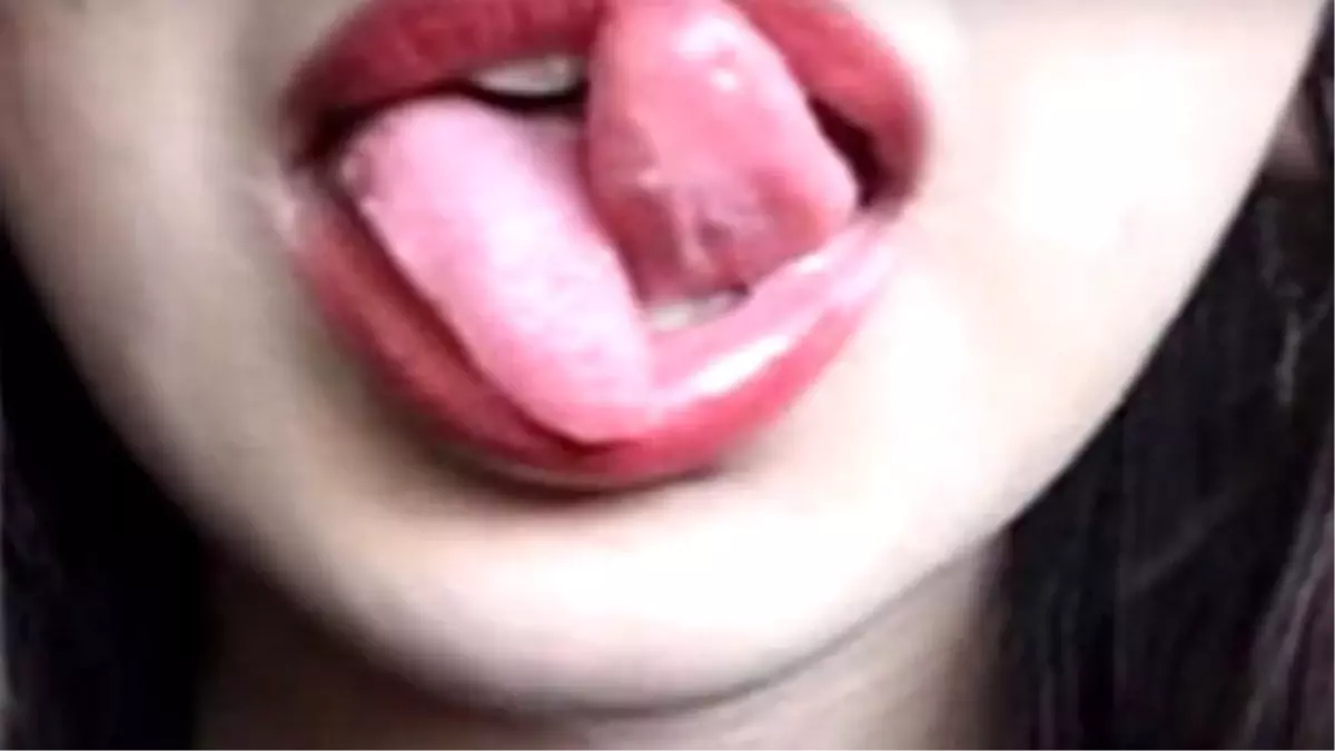 Yılan Dilli Kızın Videosu Fenomen Oldu