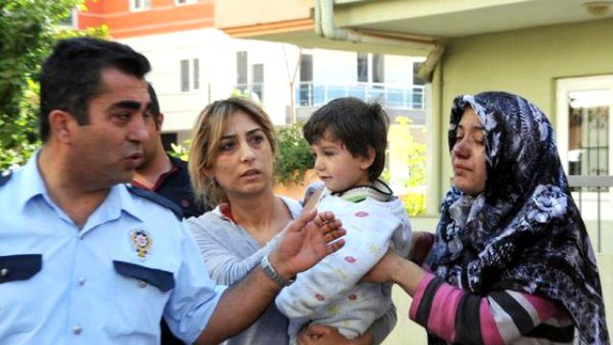 2 Çocuğunu Alevlerin Arasından Kurtardı