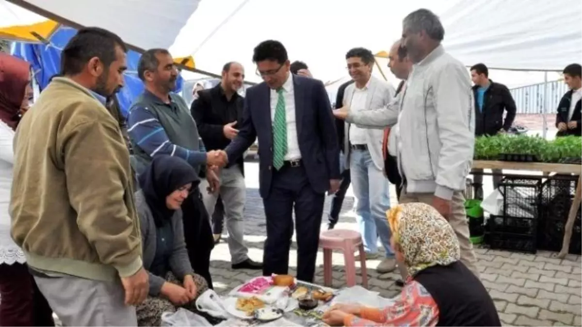 AK Parti'li Atay Uslu Pazar Esnafıyla Buluştu