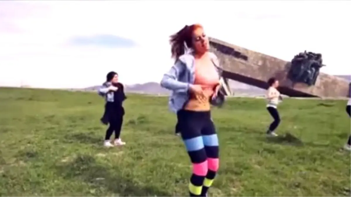 Anıtların Önünde Dans Eden Rus Kızları Tutuklandı