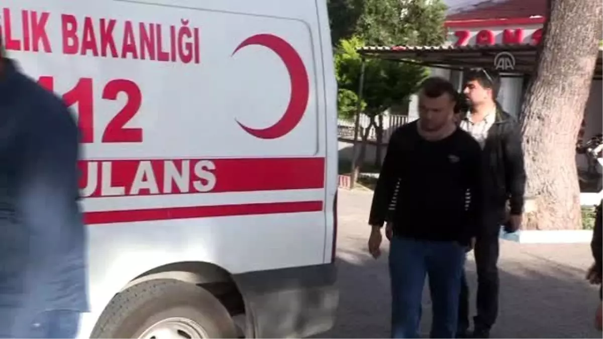 Batan Tekneden Kurtarılan Kaçak Göçmenler, Sağlık Kontrolünden Geçirildi