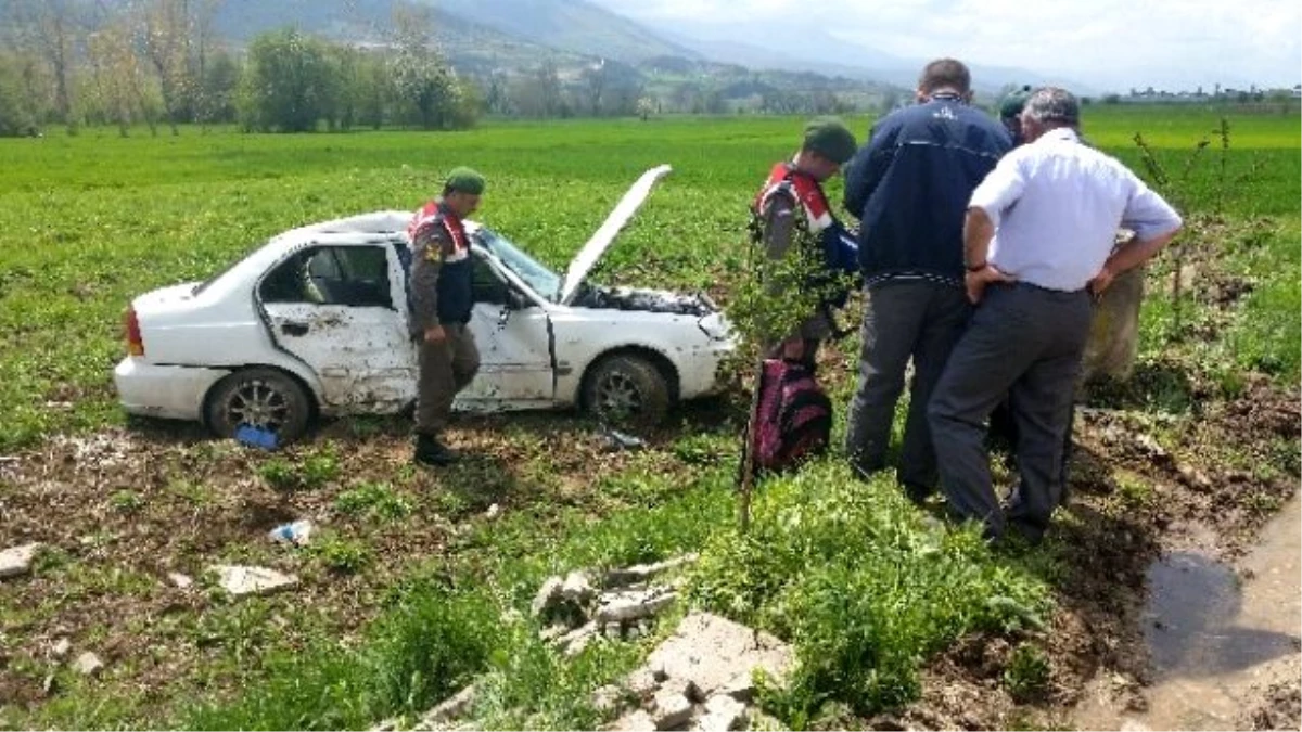 Bolu\'da Otomobil Tarlaya Uçtu: 2 Yaralı