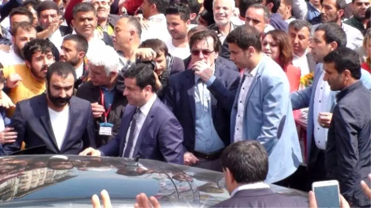 Demirtaş: "Gelin Taksim\'deki Bariyerleri Kaldırın"