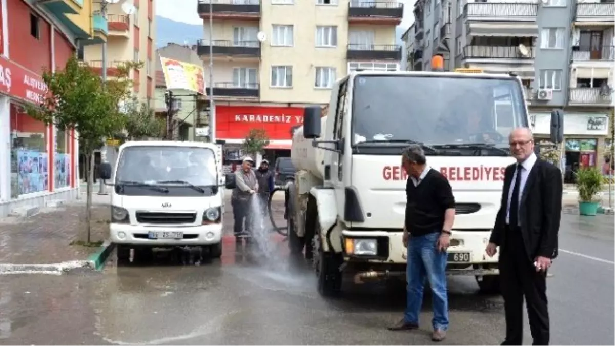 Gemlik Caddelerinde Bahar Temizliği