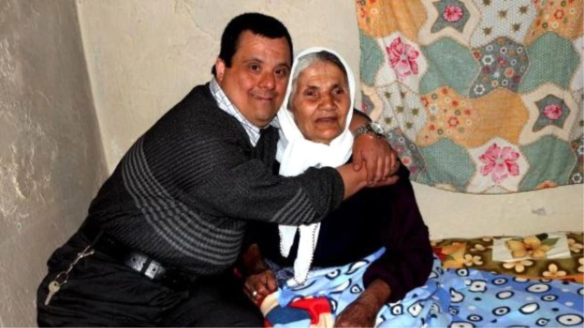Görme Engelli Yaşlı Kadına, Down Sendromlu Oğlu Bakıyor