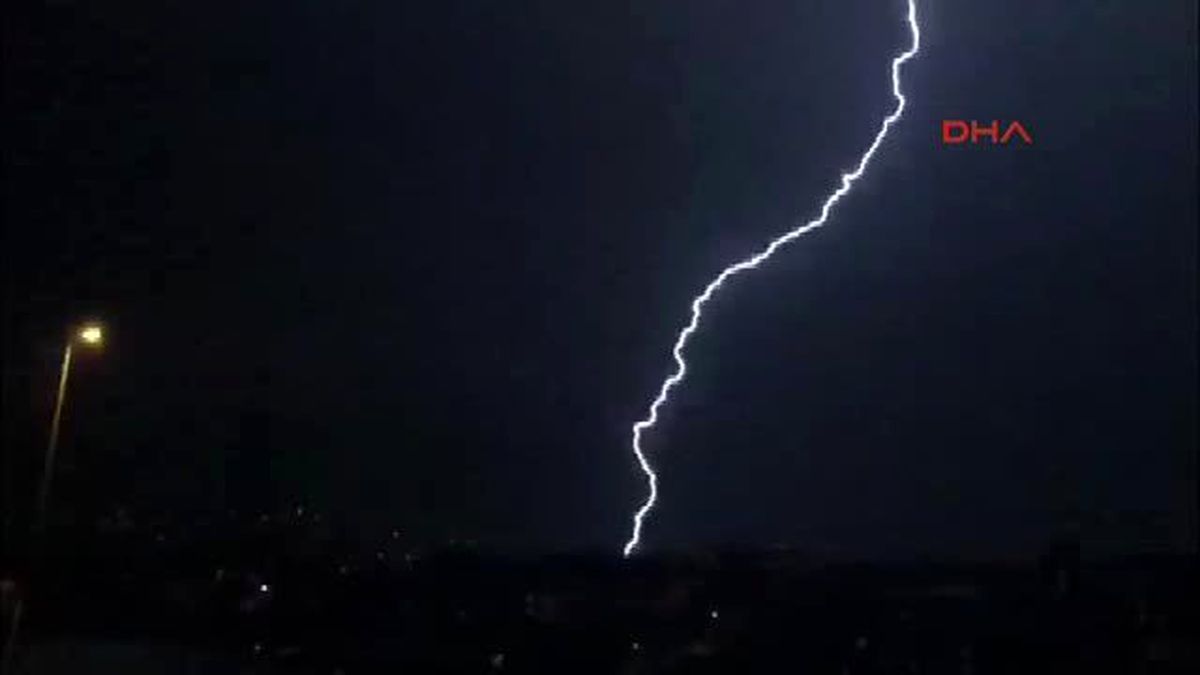 İstanbul\'u Şimşekler Aydınlattı