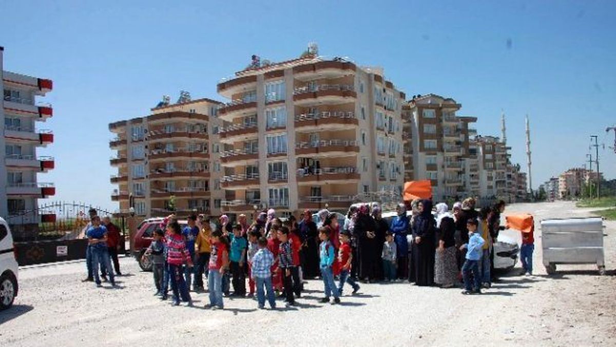 Kadınlar ve Çocuklar, Tozlu Yolda Eylem Yaptı