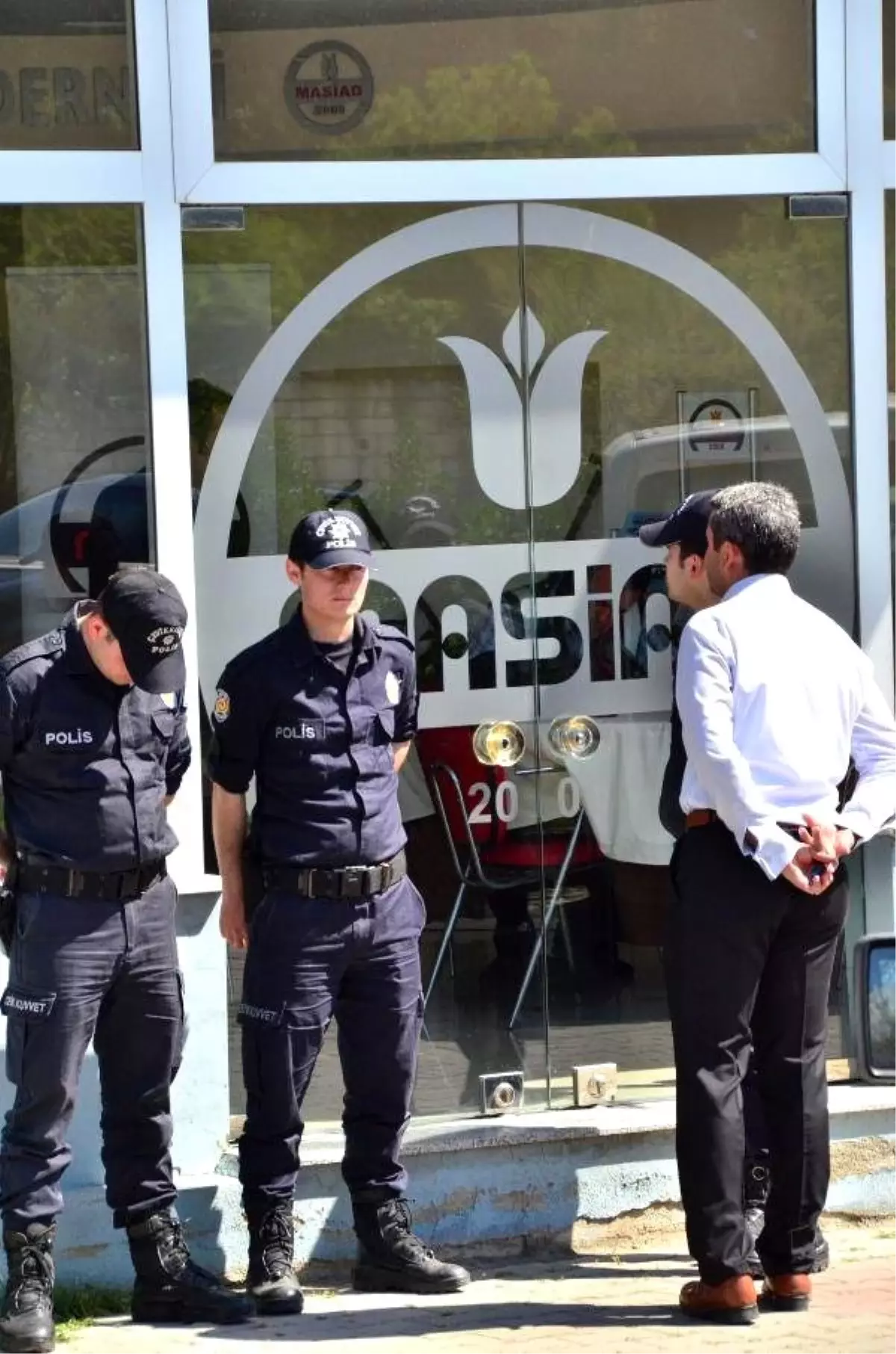 Manisa Polisinden Beş Dernekte Eş Zamanlı Arama